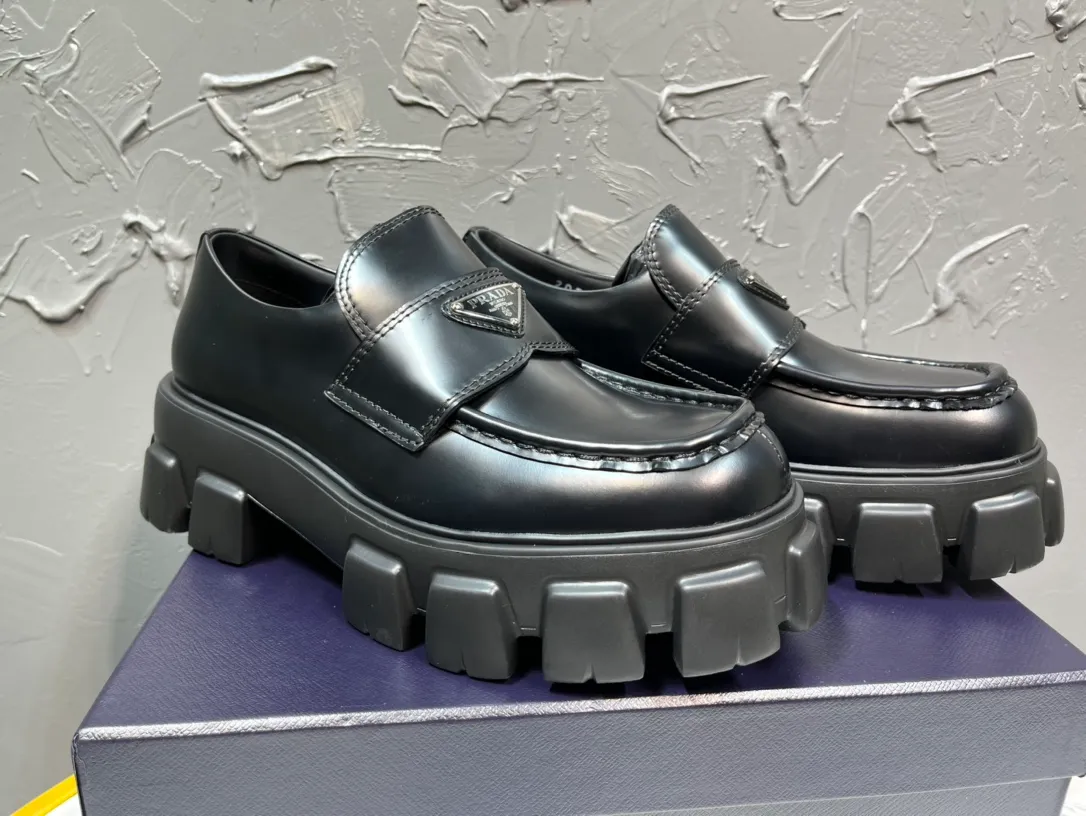 Men's shoes 💰780💰 🔥🔥🔥 Upgraded version of the 2025 new Prada Prada triangular enamel logo, round-head and bold Lofte shoes, developed one-to-one with the original version, one-to-one private molding of the outsole, the fabric is made of imported open edge beads, cowhide lining, cowhide for foot pads, sole height 5cm, original rubber foam sole, code number 39-46